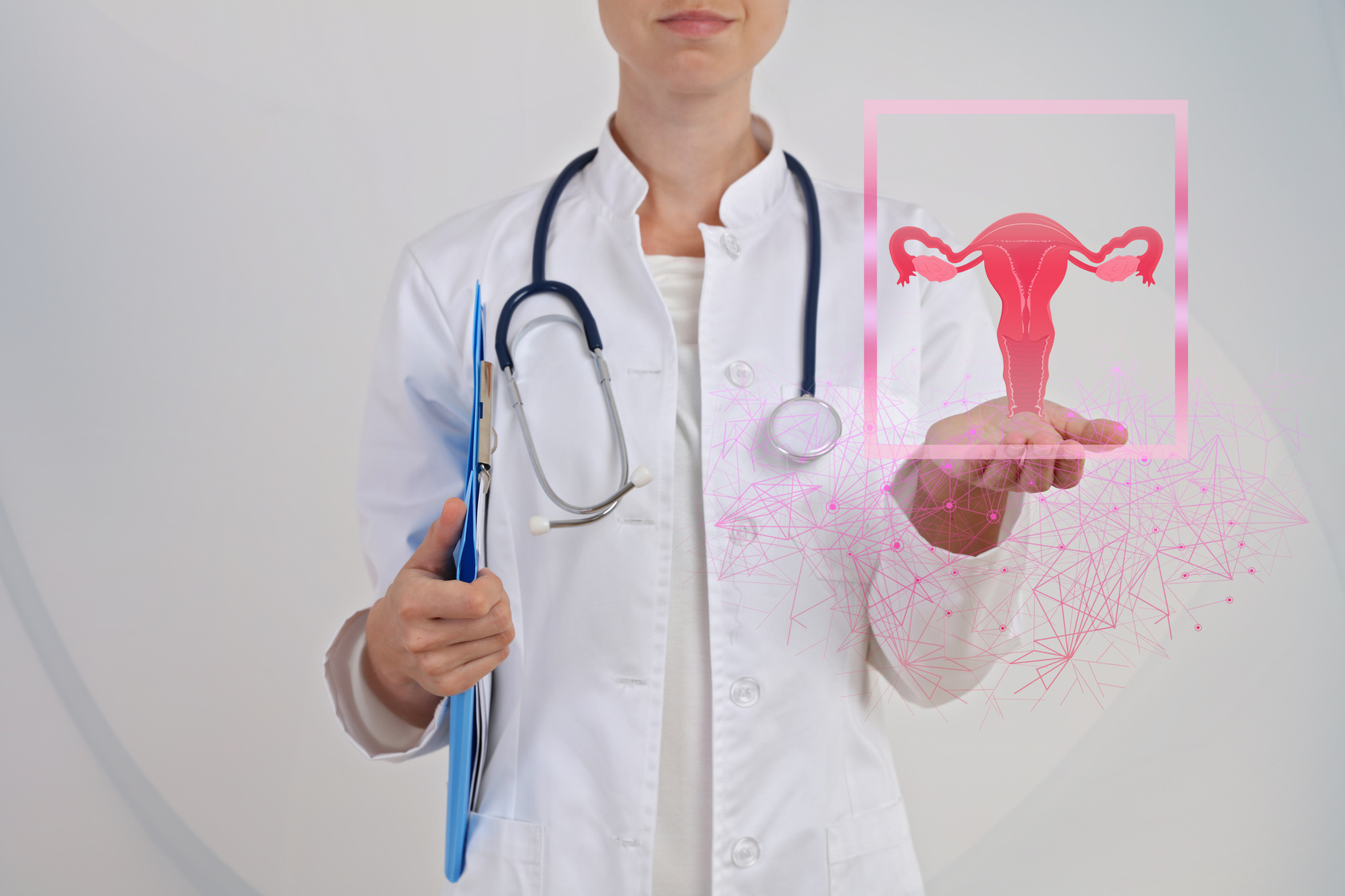 Arzt hält ein Modell des Uterus 