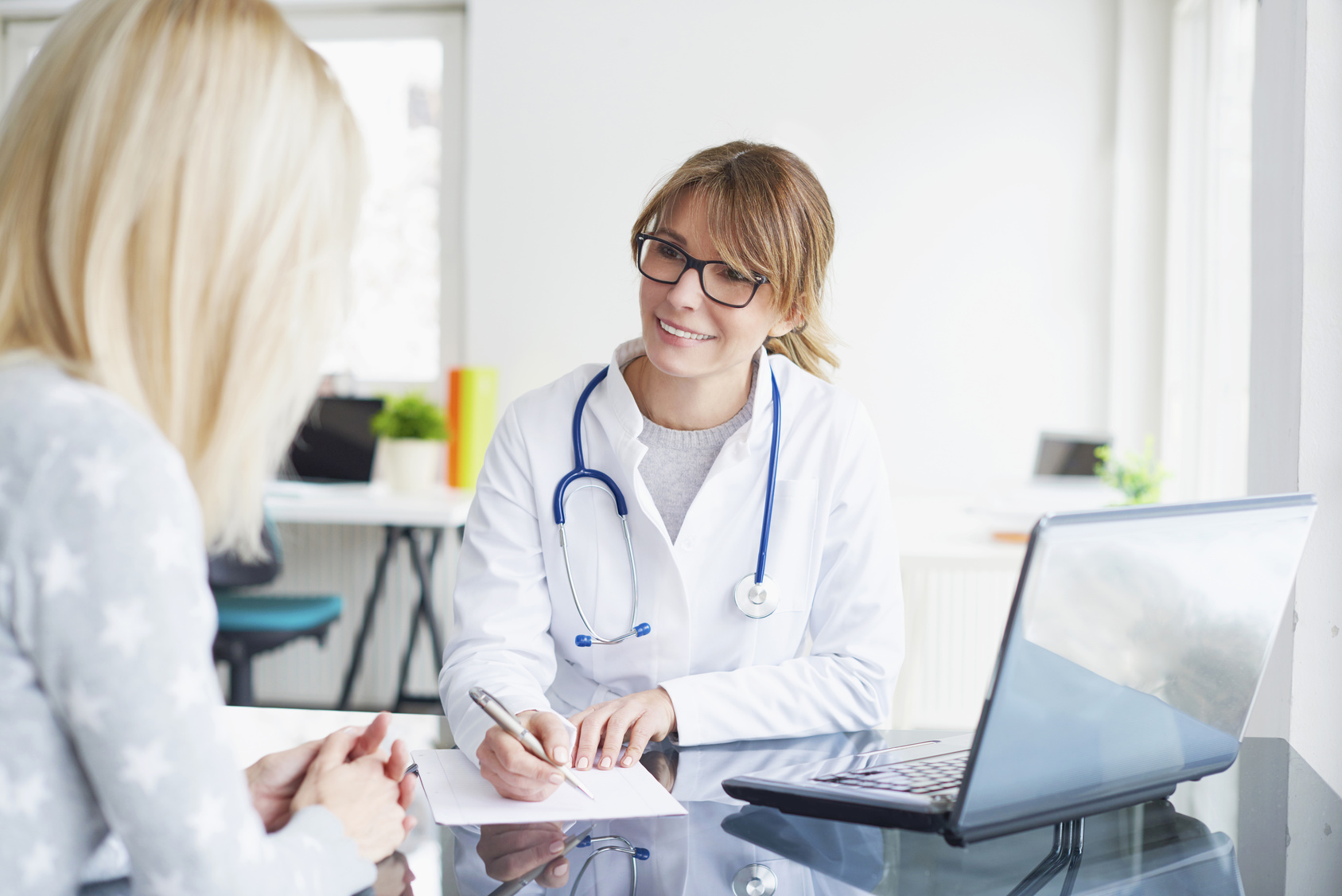 Frauenärztin bespricht sich mit einer Patientin