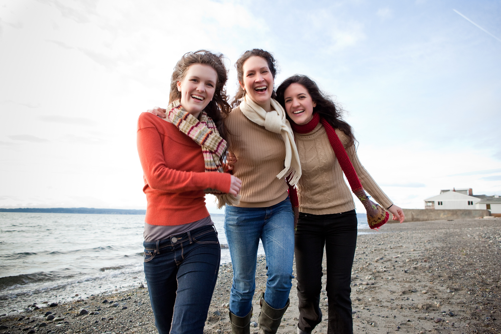 Drei Frauen stehen am Strand