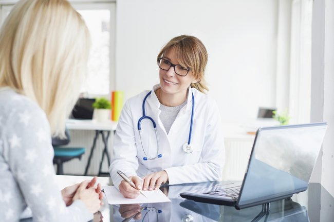 Ärztin spricht mit Patientin