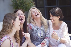 Frauen sitzen lachend zusammen