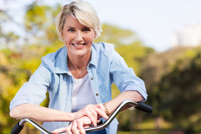 Frau sitzt auf einem Fahrrad